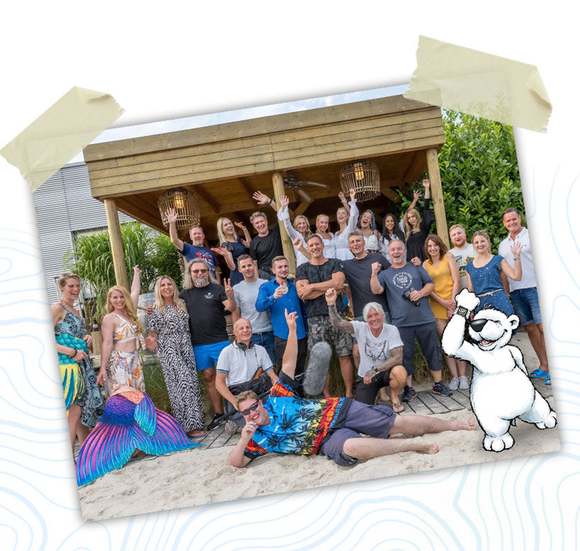 Gruppenaufnahme des Arktis Teams mit Arktisbär Arik vor dem Firmengebäude der arktis GmbH