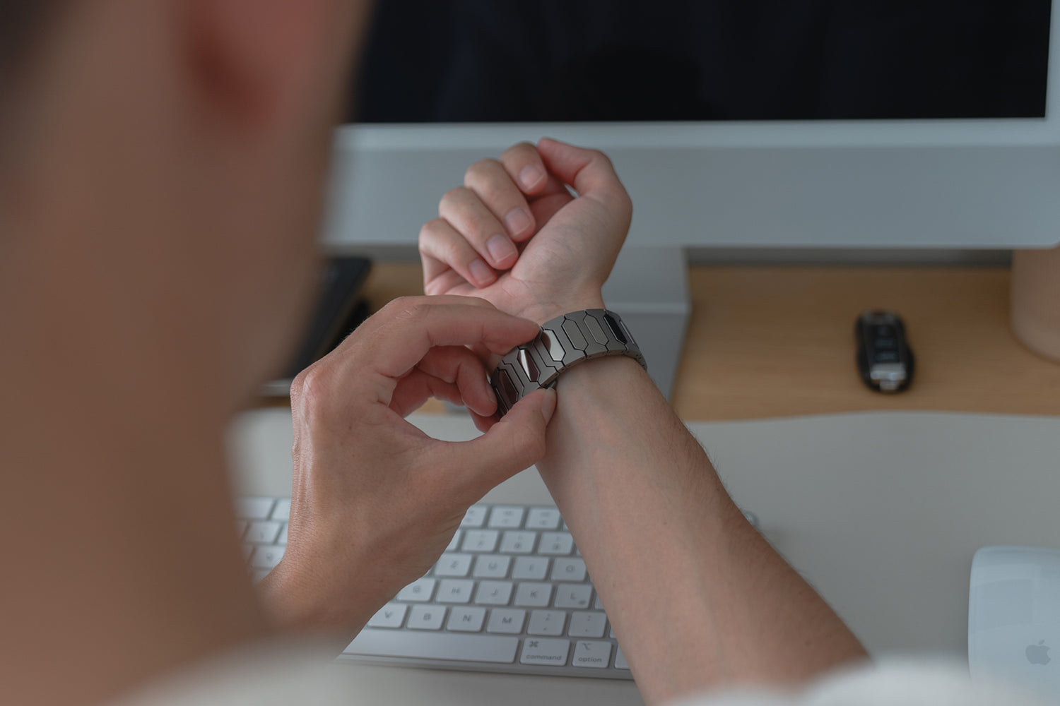 Handgelenk mit hochwertigem Titanarmband "Vectoron", welches auf Hochglanz polierte Mittelstücke beinhaltet.