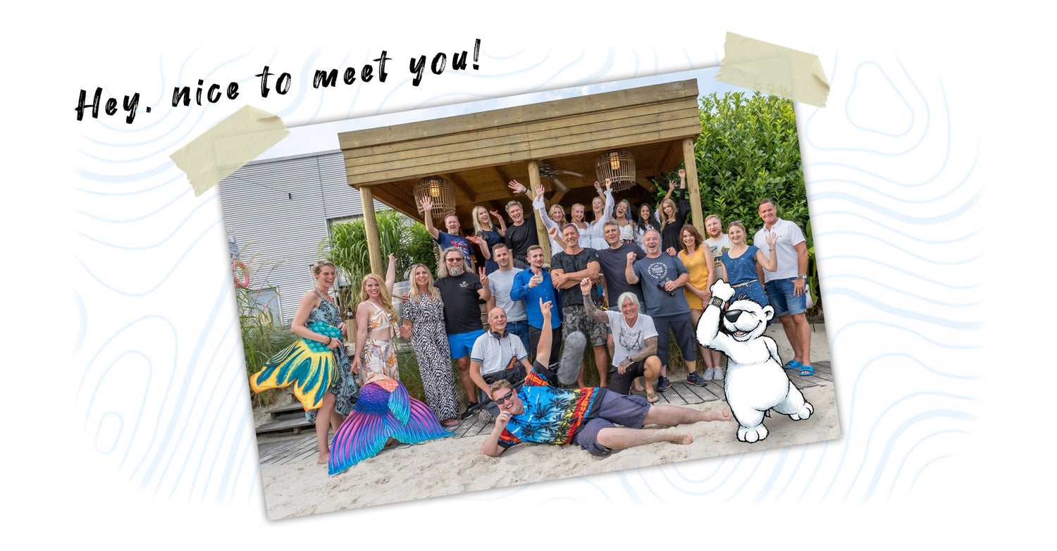 Eine Gruppe von Menschen posiert und lächelt an einem Strand, einige als Meerjungfrauen verkleidet, und darüber steht „Hey, schön, Sie kennenzulernen!“.