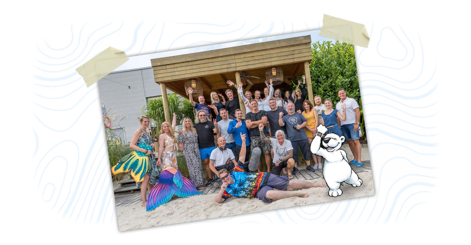 Gruppenaufnahme des Arktis Teams mit Arktisbär Arik vor dem Firmengebäude der arktis GmbH