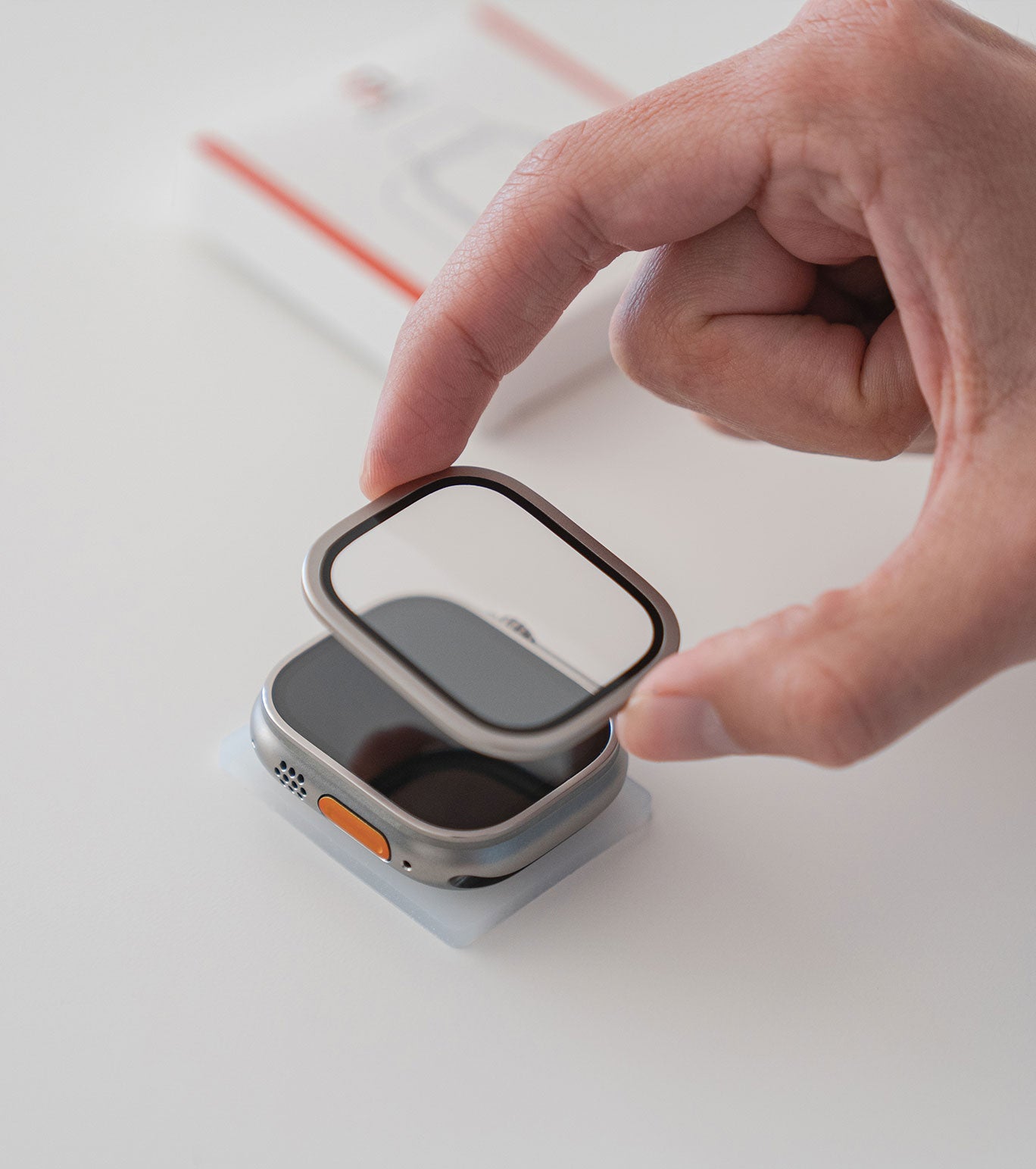 Apple Watch Ultra Displayschutz aus Glas mit Rahmen aus Titanlegierung in passendem Natur-Titanfarbton