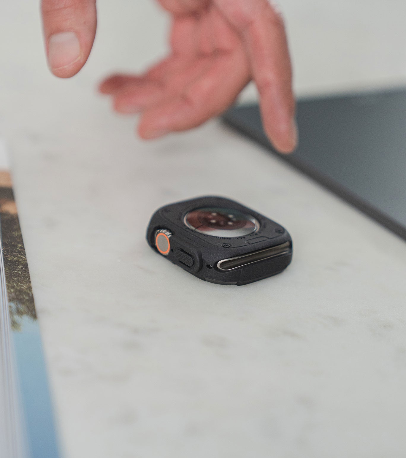 Apple Watch Ultra mit schwarzer Schutzhülle aus TPU-Silikon