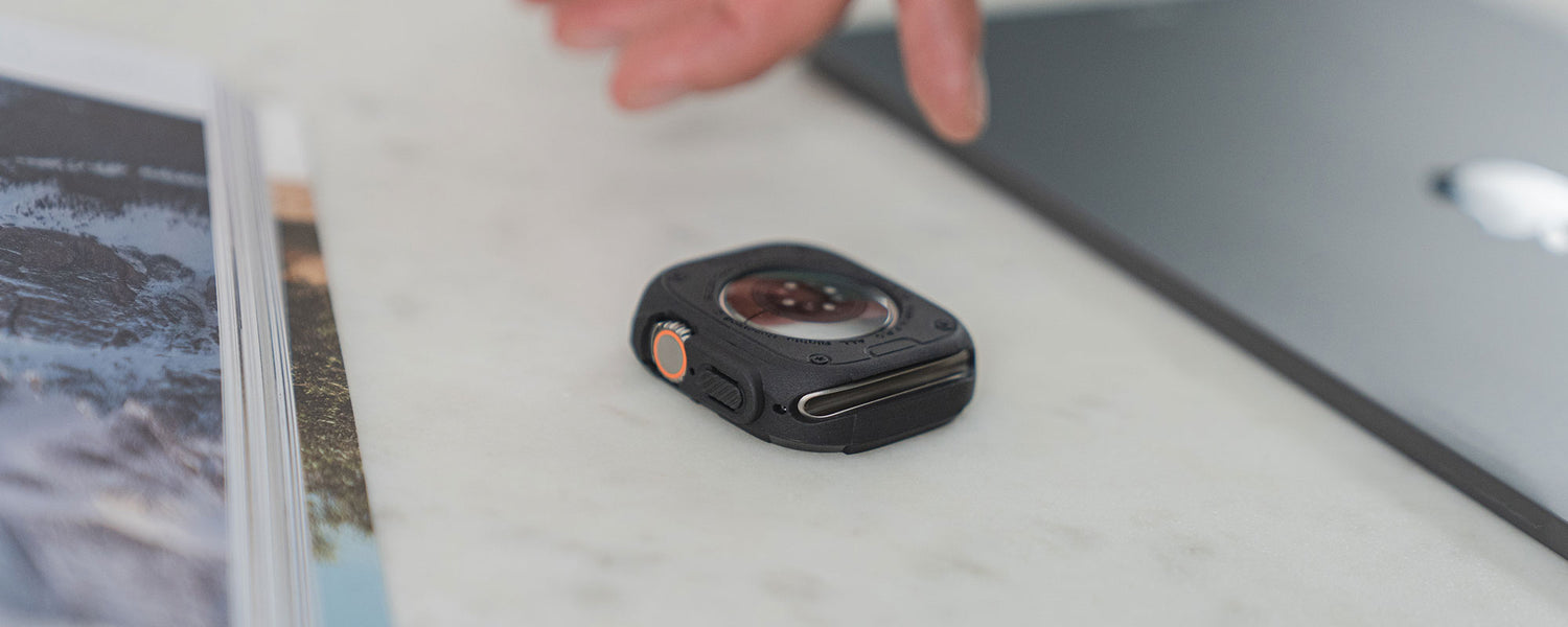 Apple Watch Ultra mit schwarzer Schutzhülle aus TPU-Silikon