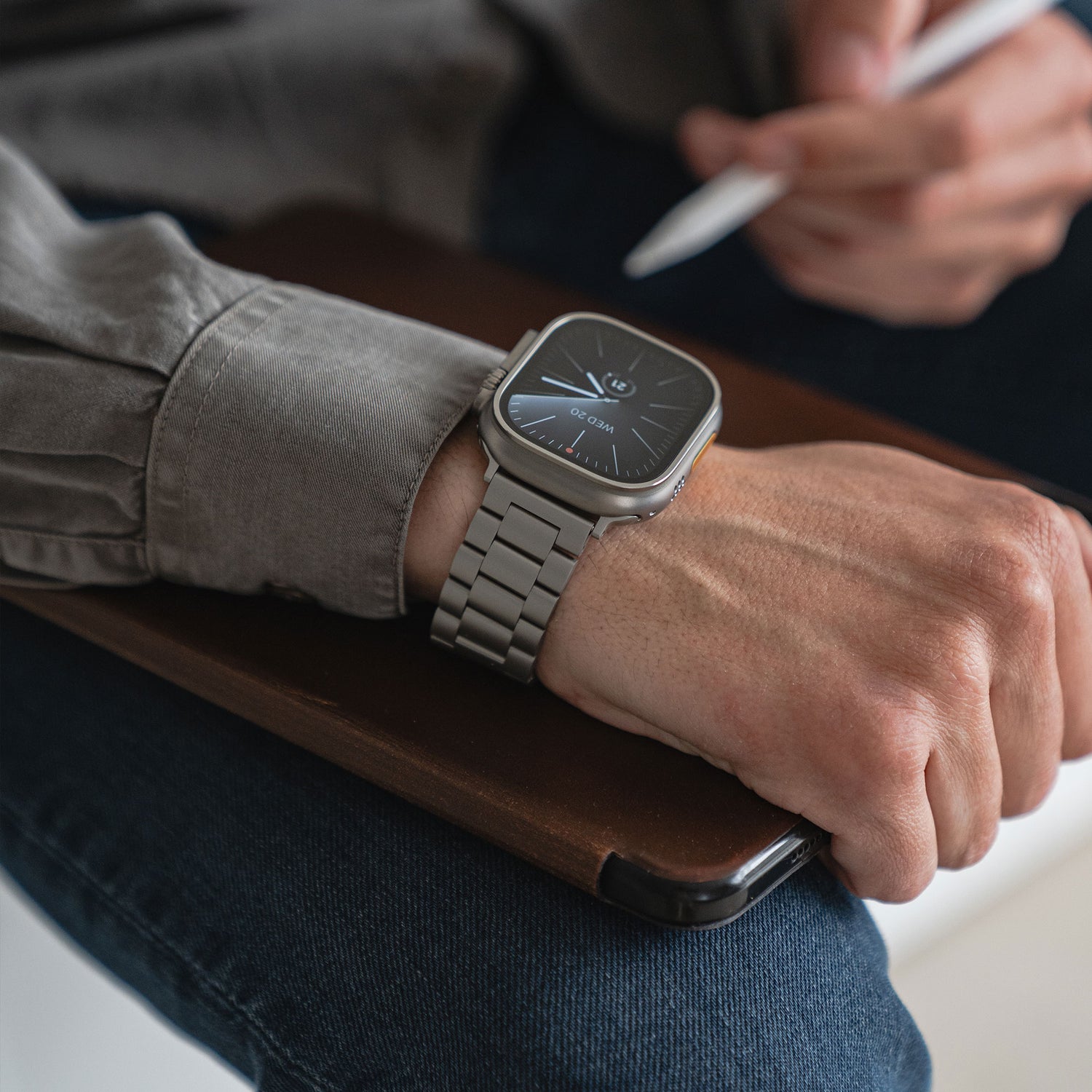 Edelstahl Armband in Titanfarben für die Apple Watch Ultra an einem Männerhandgelenk.