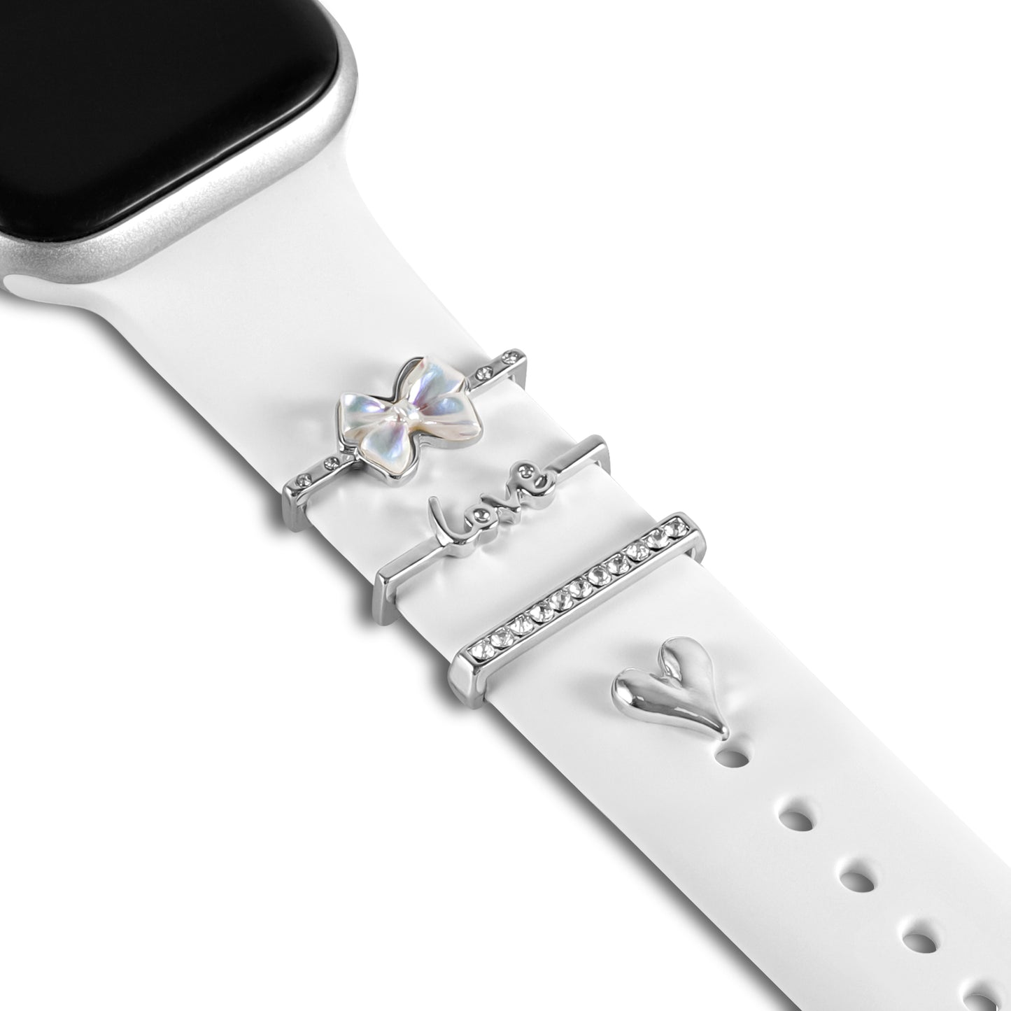 Ein weißes Arktisband-Smartwatch-Armband verfügt über vier Arktisband-Apple-Watch-Charms „Love Bow“: eine Blume, einen „Love“-Balken, einen mit Kristallen besetzten Balken und ein Herz – ein exklusives Accessoire mit dem Zifferblatt in der oberen linken Ecke.