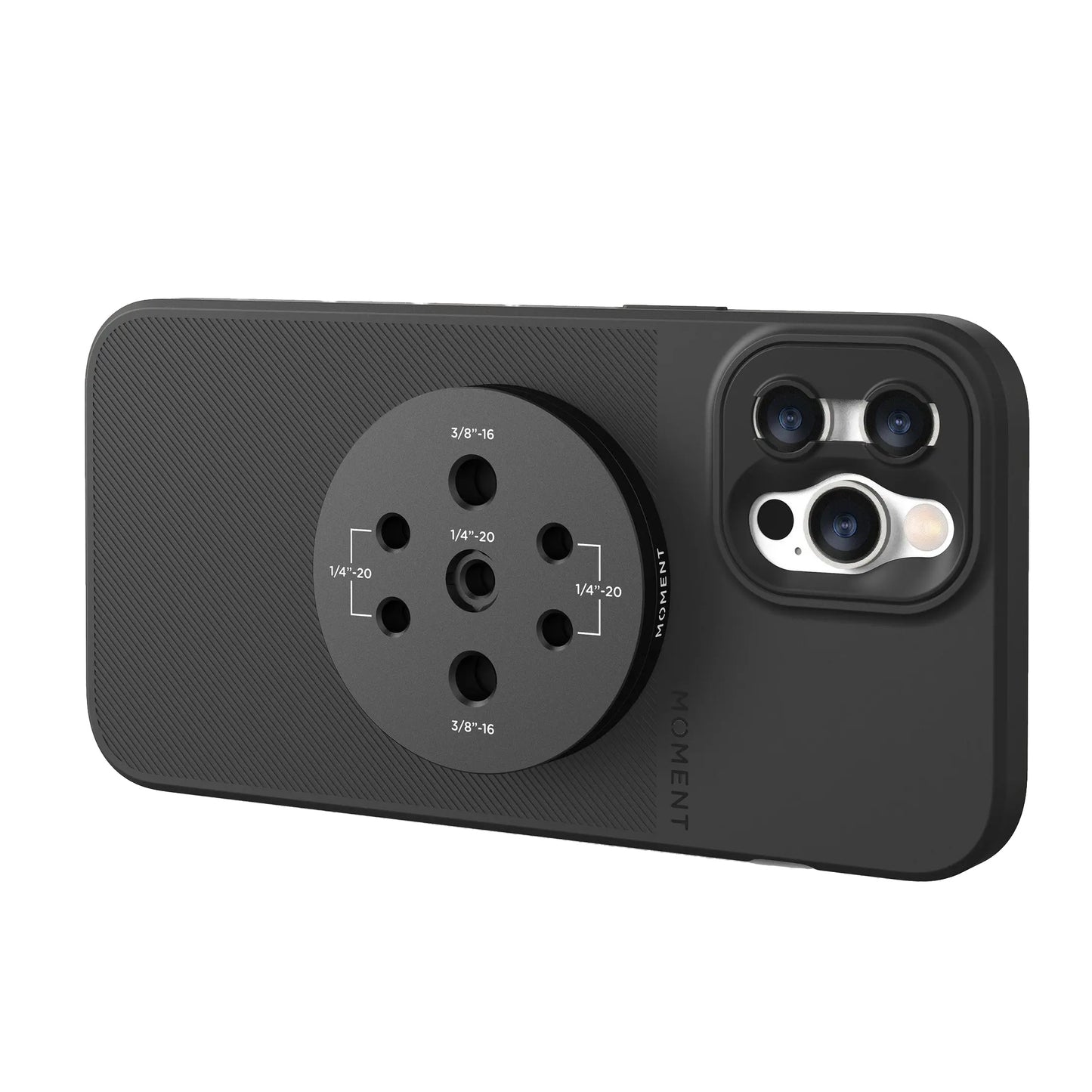 Die MOMENT Moment Multi Threaded Mount für MagSafe ist eine schwarze Smartphonehülle mit einer runden MagSafe-Halterung mit mehreren Gewindelöchern zur einfachen Befestigung von Filmzubehör - ideal für iPhone Filmstudio-Setups und mobile Filmemachen.