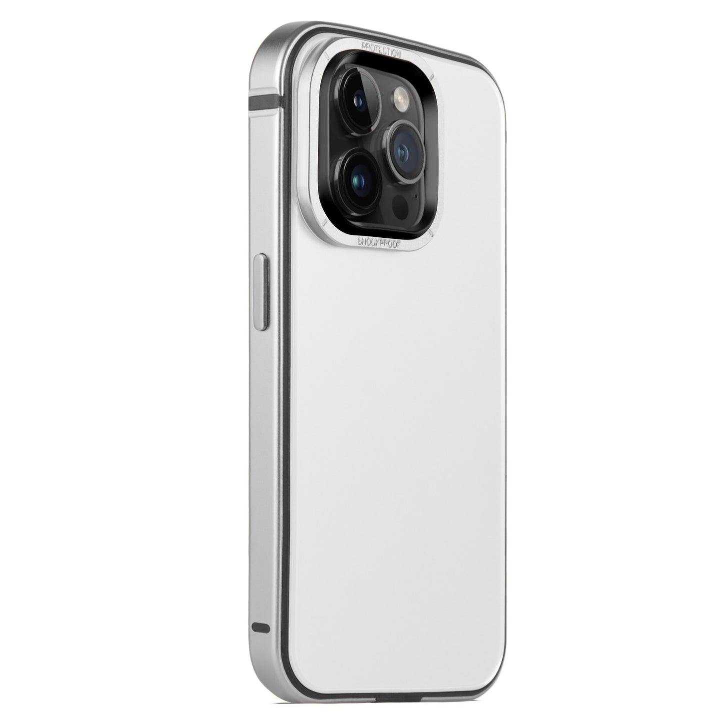Eine weiß-silberne Arktis iPhone 15 Pro Max Hülle AVANTGARDE wird von der Rückseite aus schräg gezeigt und weist die dreifache Rückkamera, den Aluminiumrahmen, die Anti-Fingerabdruck-Rückplatte und die Seitentasten auf.