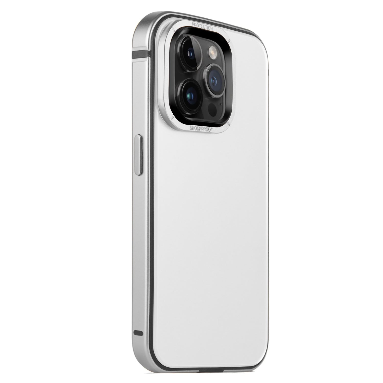 Eine weiß-silberne Arktis iPhone 15 Pro Max Hülle AVANTGARDE wird von der Rückseite aus schräg gezeigt und weist die dreifache Rückkamera, den Aluminiumrahmen, die Anti-Fingerabdruck-Rückplatte und die Seitentasten auf.