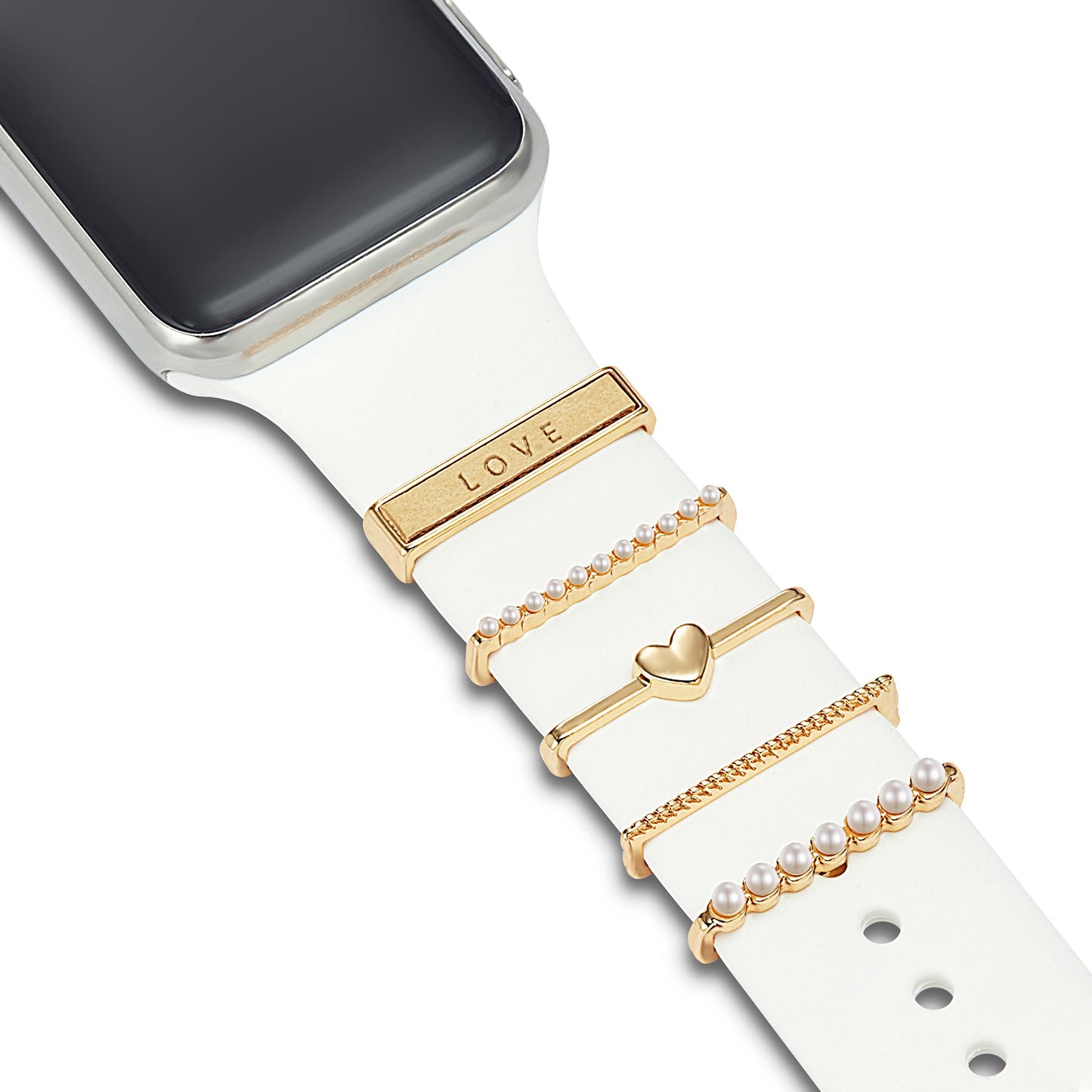 Ein weißes Arktisband-Smartwatch-Armband ist mit vier goldenen Arktisband-Apple-Watch-Charms „Love“ verziert, darunter eine Gravur, ein Perlenstab, ein Herz und Perlen. Das silberne Zifferblatt schimmert durch und sorgt für einen schicken Accessoire-Look.