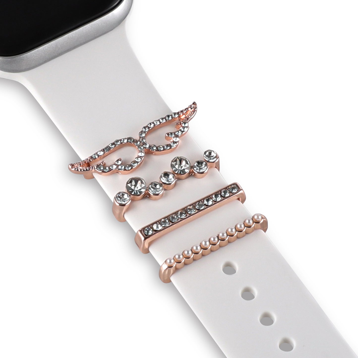 Die arktisband Apple Watch Armband Charms – ein Set aus vier roségoldenen Charms mit Flügeln, Strasssteinen, einem Kristallstab und einem Perlenstab – eignen sich perfekt zum Personalisieren Ihres weißen Smartwatch-Armbands.