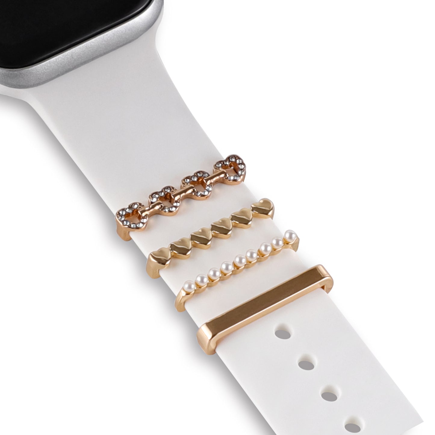 Ein weißes Smartwatch-Armband mit vier Arktisband-Apple-Watch-Armband-Charms in Gold und Perle, angezeigt auf einem weißen Hintergrund, wobei oben links ein Teil einer Smartwatch sichtbar ist.