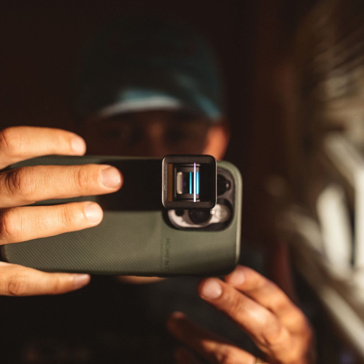 Mit dem MOMENT 1,55x Anamorphot-Objektiv der T-Serie auf einem Smartphone kann man den perfekten Moment mit einem kreativen, filmischen Foto oder Selfie festhalten.