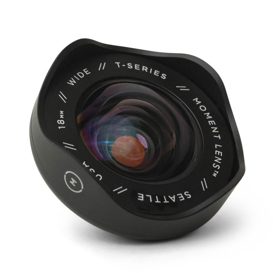 Das MOMENT 18mm Weitwinkelobjektiv - T-Series mit Seattle-Markierung, perfekt als iPhone Kamera Zubehör, präsentiert sich vor weißem Hintergrund.