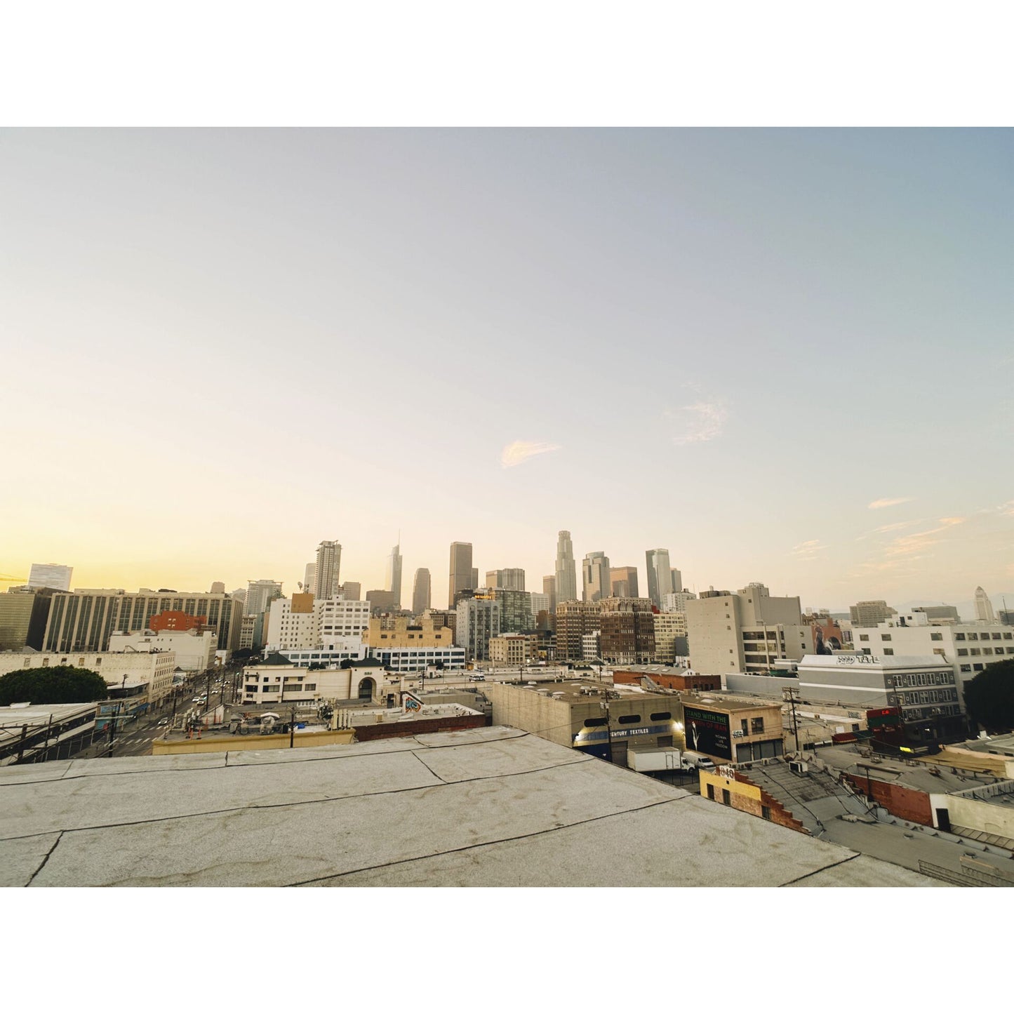 Mit dem MOMENT 18-mm-Weitwinkelobjektiv der T-Serie, einem unverzichtbaren iPhone-Kamerazubehör für atemberaubende Weitwinkelfotos, lassen sich atemberaubende Skylines bei Sonnenaufgang oder Sonnenuntergang einfangen.