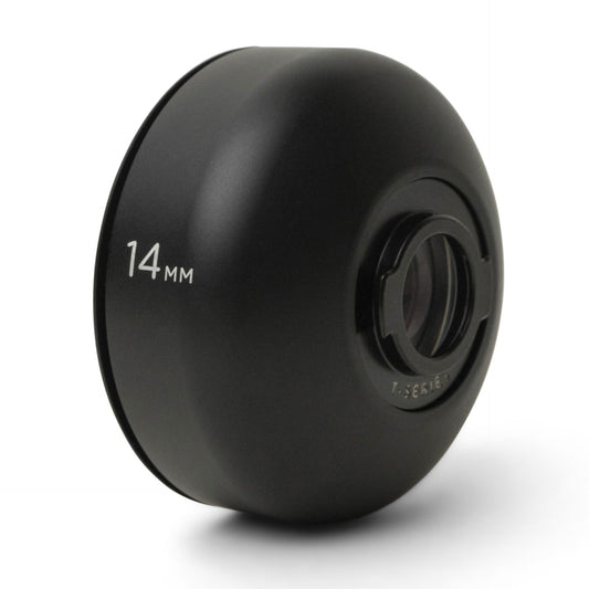 Das MOMENT 14mm Fisheye-Objektiv - T-Serie zeichnet sich durch ein elegantes schwarzes Design mit einem glatten, abgerundeten Äußeren aus und ist damit eine ideale Ergänzung für Ihre iPhone Kamera Zubehör Sammlung.