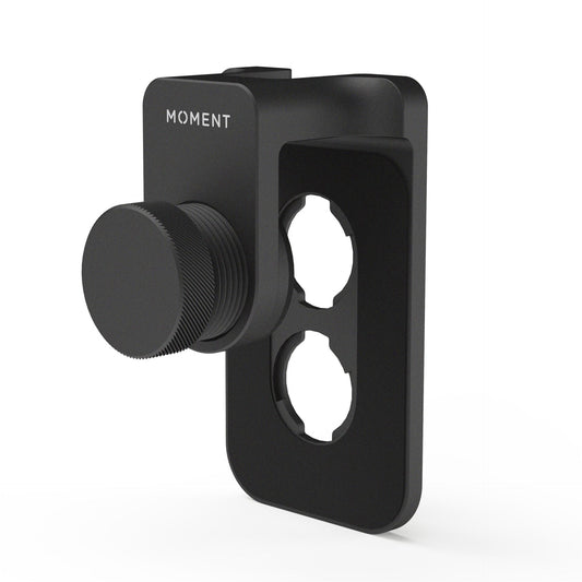 Der MOMENT Universal Lens Mount Clip T-Series verfügt über einen großen Verstellknopf und zwei kreisförmige Befestigungslöcher. Damit ist er ideal für die sichere Befestigung Ihrer Moment T-Series Objektive oder als iPhone Objektivhalter.