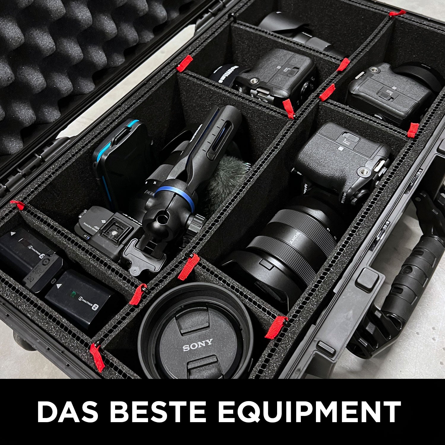Ein Hartschalenkoffer mit Schaumstofffächern bietet Platz für Kameras, Objektive, Akkus und mehr – ideal für dein nächstes Filmemachen-Projekt. Unten: DAS BESTE EQUIPMENT in Weiß auf Schwarz. Produkt: Wolffilms Academy Online-Kurs – Einfach filmen lernen von Rainer Wolf.