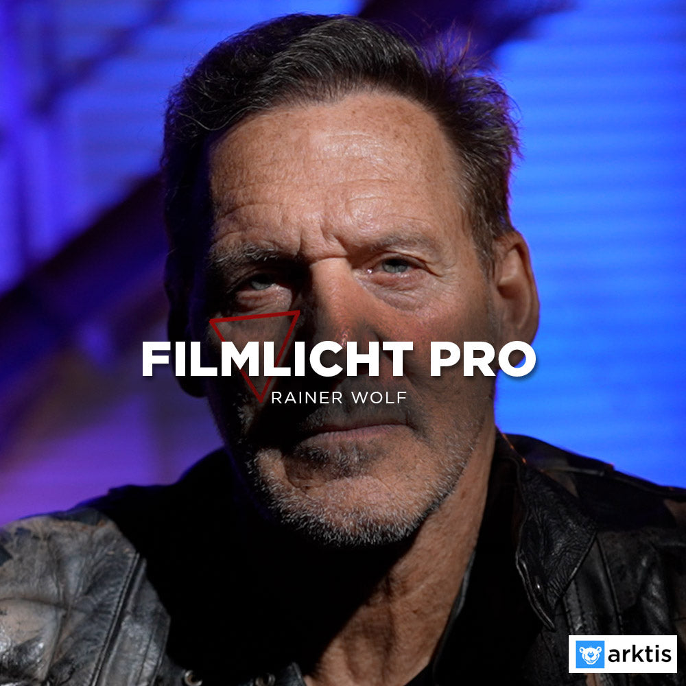 Ein robuster Mann mittleren Alters mit hellem Bartstoppeln blickt in die Kamera. Zu sehen ist „Filmlicht Pro – Hollywood Lichtsetzung für Filmemacher“ von Rainer Wolf. Der blau-violette Hintergrund zeigt unten rechts das Arktis-Logo.