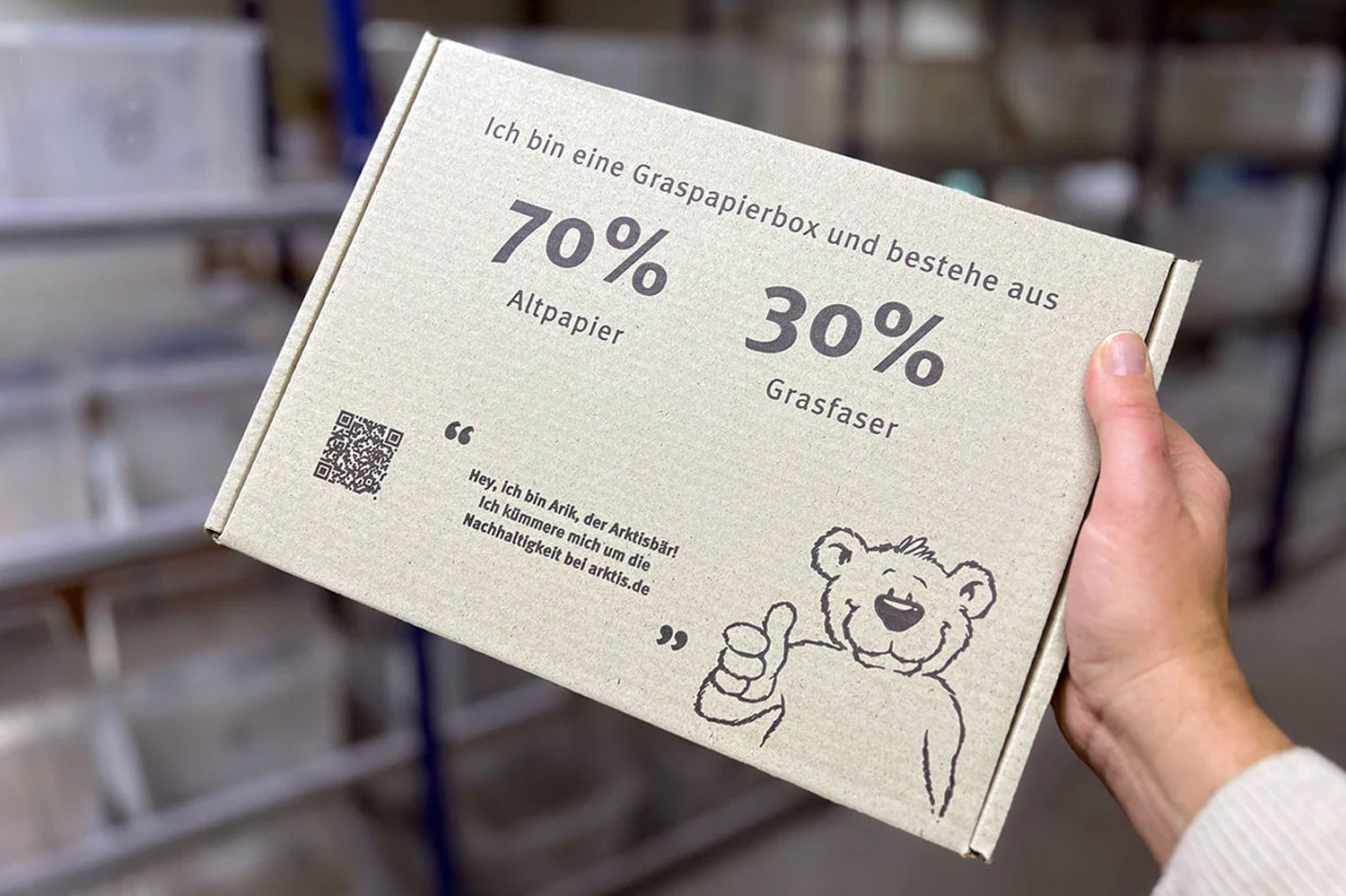 Eine Versandverpackung aus 70% Altpapier und 30% Grasfaser.