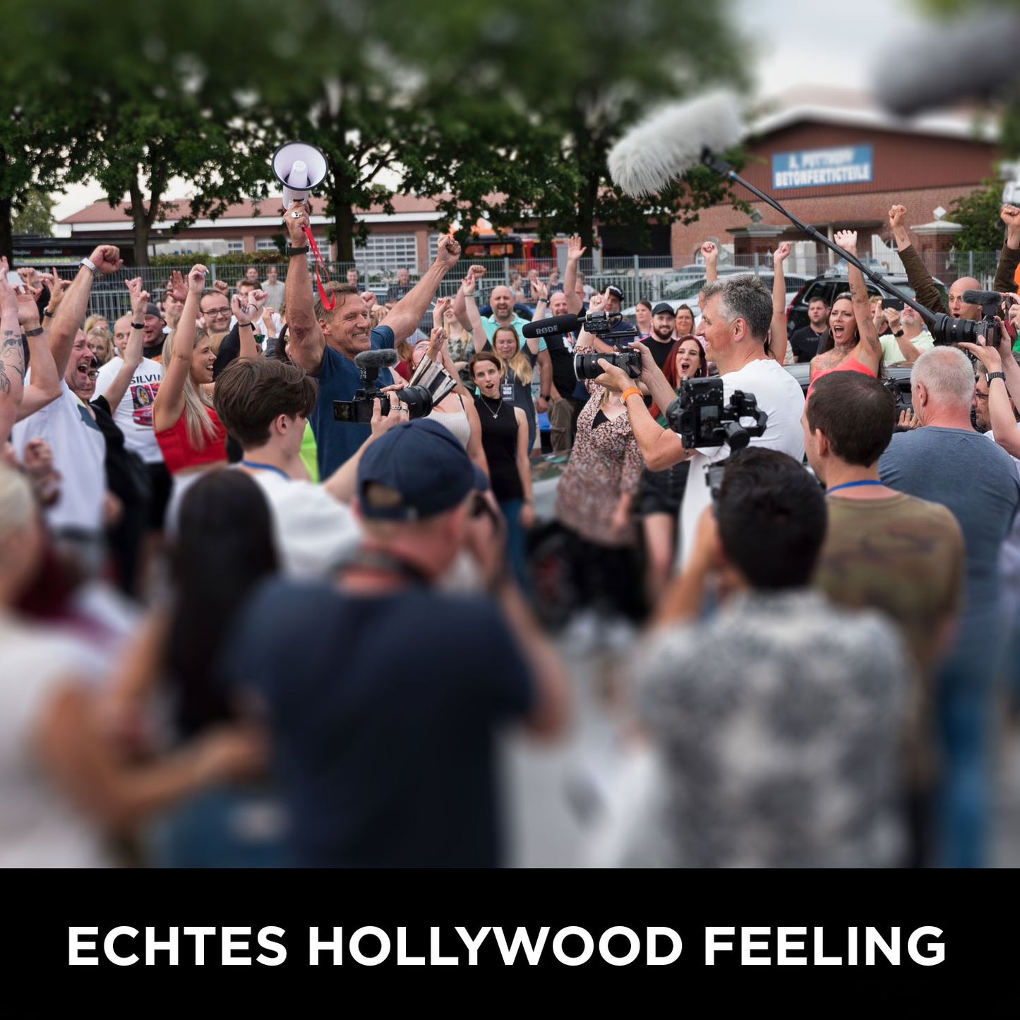 Eine Menschenmenge jubelt einem Filmteam und Kameras im Freien zu; der Text lautet: ECHTES HOLLYWOOD FEELING - entdecke Filmemachen mit KI im Wolffilms Academy Online-Kurs von Rainer Wolf.