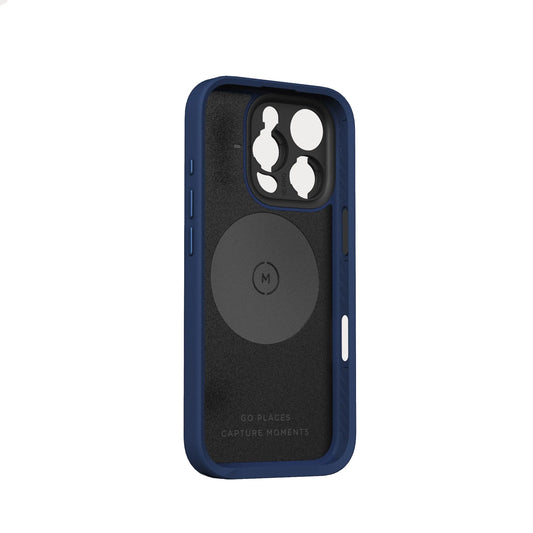 Die MOMENT Moment iPhone 16 Pro Kameratasche MagSafe, abgebildet in Blau und Schwarz mit Kameraausschnitten, ist von hinten schräg abgebildet und bietet eine schlanke Passform mit Schutz.