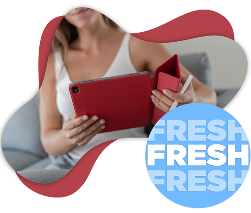 Frau sitzt auf einem Sofa und benutzt ein rotes Tablet, auf dem in einem blauen Kreis das Wort FRESH wiederholt wird.