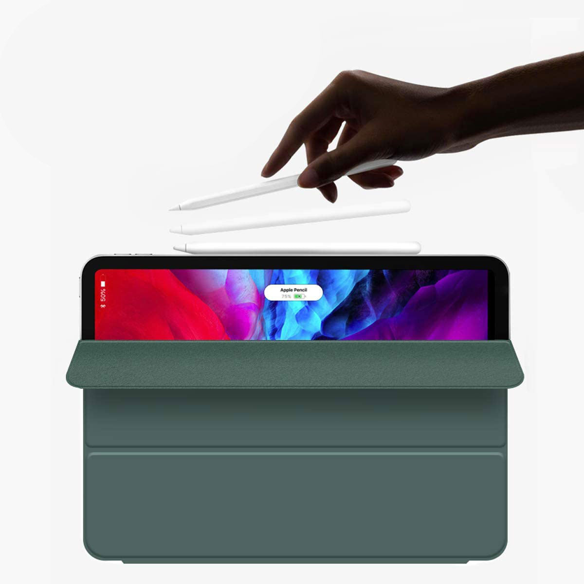 Eine Hand hält einen Stylus über ein arktis iPad Pro 11" (2024/2025) magnetisches Smart Case in Grün, während ein weiterer Stylus auf der ultradünnen Schutzhülle von arktis ruht.