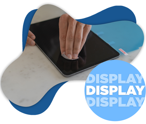 Eine Hand wischt über den Bildschirm eines Tablets auf einem Tisch, auf dessen rechter Seite das Wort DISPLAY wiederholt wird.