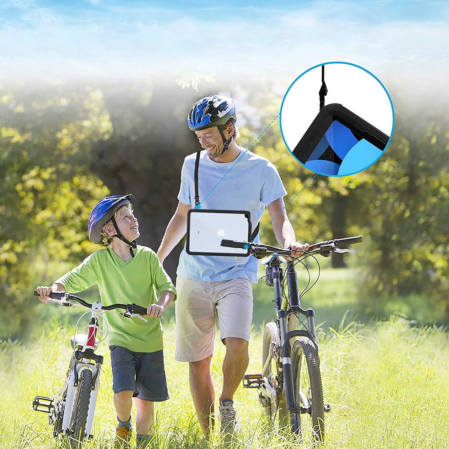 Ein Erwachsener und ein Kind mit Helmen schieben Fahrräder auf einem Grasweg. Der Erwachsene trägt eine wasserdichte Schutzhülle für das iPad Air 11" (2024/2025) von Arktis, die in Nahaufnahme mit einem blau-schwarzen wasserdichten IP68-Design gezeigt wird. Bäume und Sonnenlicht prägen den Hintergrund.