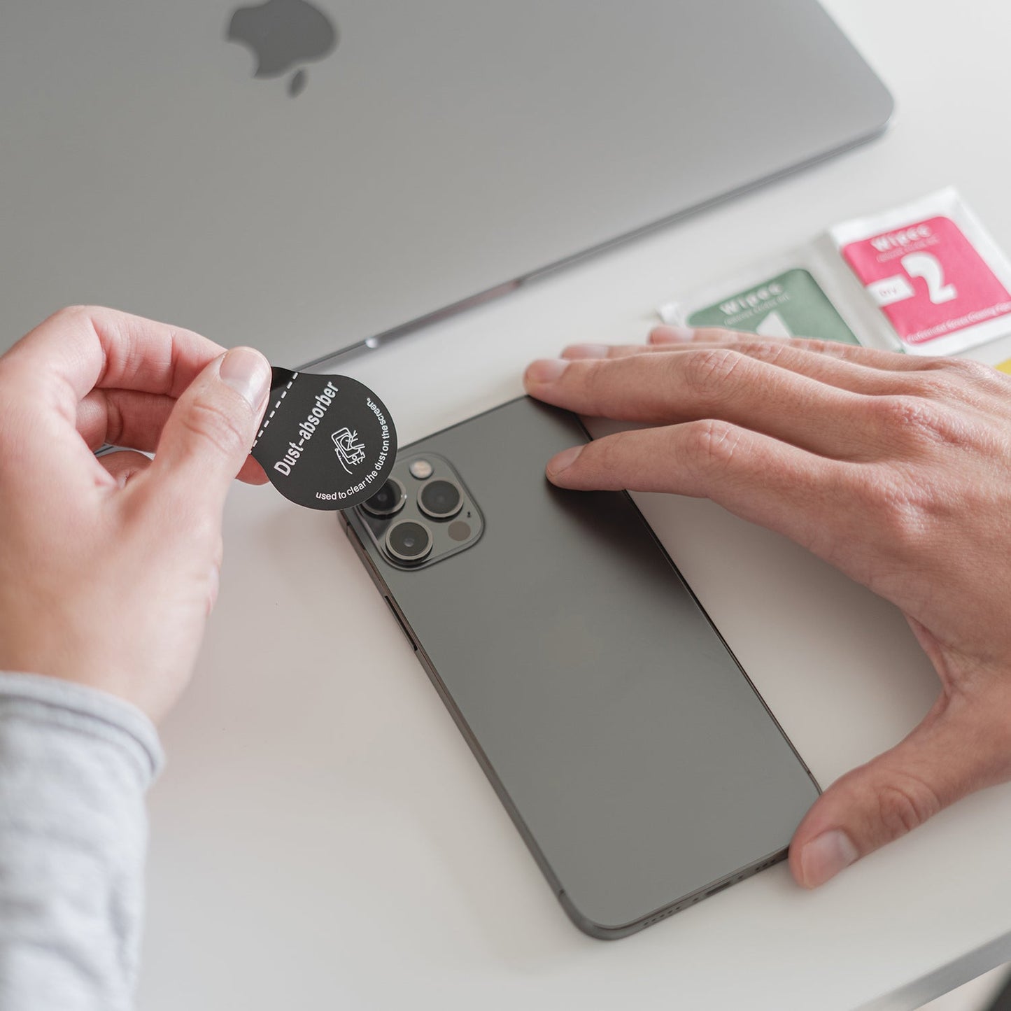 Reinigt die iPhone Kamera mit einem Staubabsorber neben dem MacBook und Reinigungstüchern und hält Ihr arktis iPhone Air Kamera Protector makellos für kristallklare Fotos.