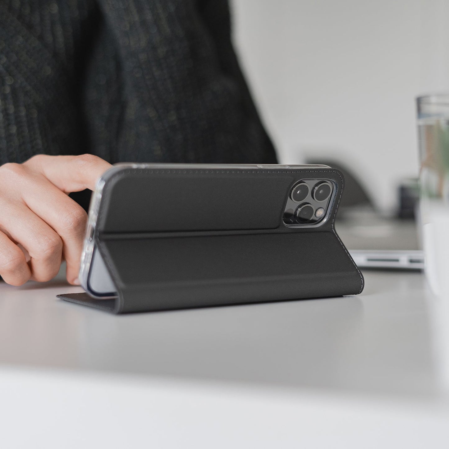 Mobiletto iPhone 15 Pro BOOK Klapphülle