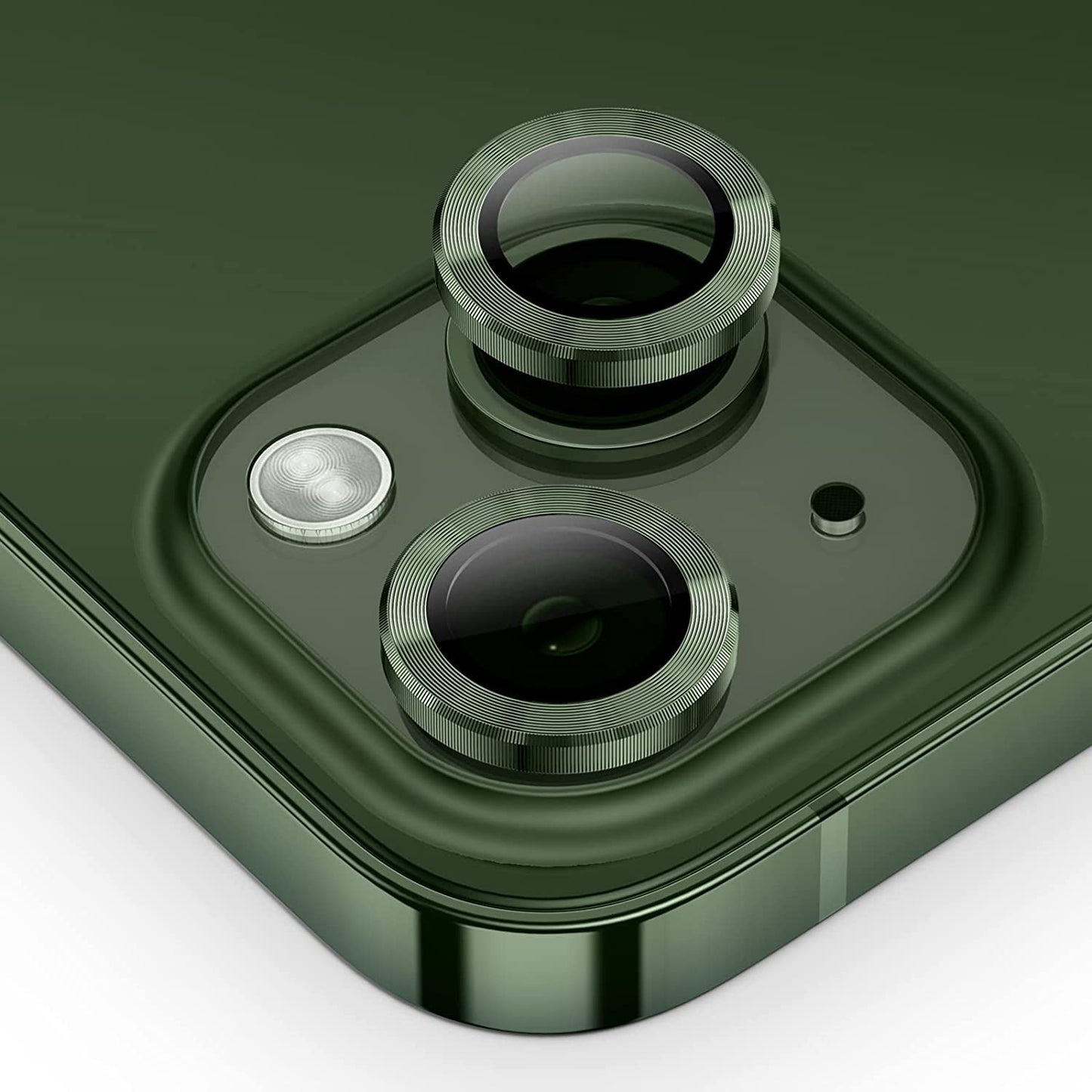 Nahaufnahme der beiden Rückkameras und des Blitzes des iPhone 15 auf einer Metalloberfläche, mit dem ArktisPRO iPhone 15-Objektivschutz für hervorragenden Kameraschutz.
