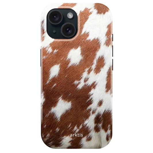 Die arktis iPhone 15 Hülle - Cow verfügt über ein braunes und weißes Kuhfellmuster, "arktis" an der Unterseite, aus stoßabsorbierendem TPU-Silikon, und ist MagSafe kompatibel für Komfort.