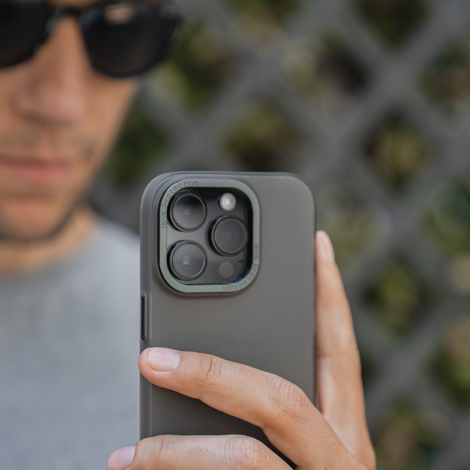 Eine Person hält ein Smartphone mit der durchscheinenden MR PROTECT iPhone 15 Plus FROZEN-Hülle, die die Dreifachkamera des Telefons hervorhebt.