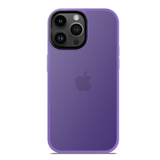 Lila iPhone mit Dreifachkamera und Apple-Logo, abgebildet mit MR PROTECT iPhone 15 Pro Max Case Matt – einer minimalistischen, stoßdämpfenden TPU-Silikonhülle in Lila von MR PROTECT.