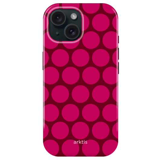 Die arktis iPhone 15 Hülle - Polka Dots zeigt auffällige rosa Tupfen auf dunkelrotem Grund, das arktis Logo an der Unterseite, ist aus stoßabsorbierendem TPU-Silikon gefertigt und ist MagSafe kompatibel für stilvollen Schutz.