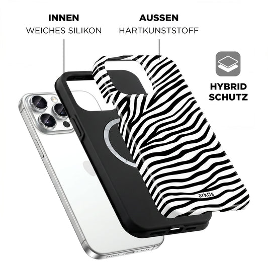 Die arktis iPhone 14 Pro Max Hülle - Zebra bietet Hybridschutz mit stoßabsorbierendem TPU-Silikon-Innenkern, harter Kunststoff-Außenseite und ist MagSafe-kompatibel. Von arktis, abgebildet auf dem iPhone 14 Pro Max.