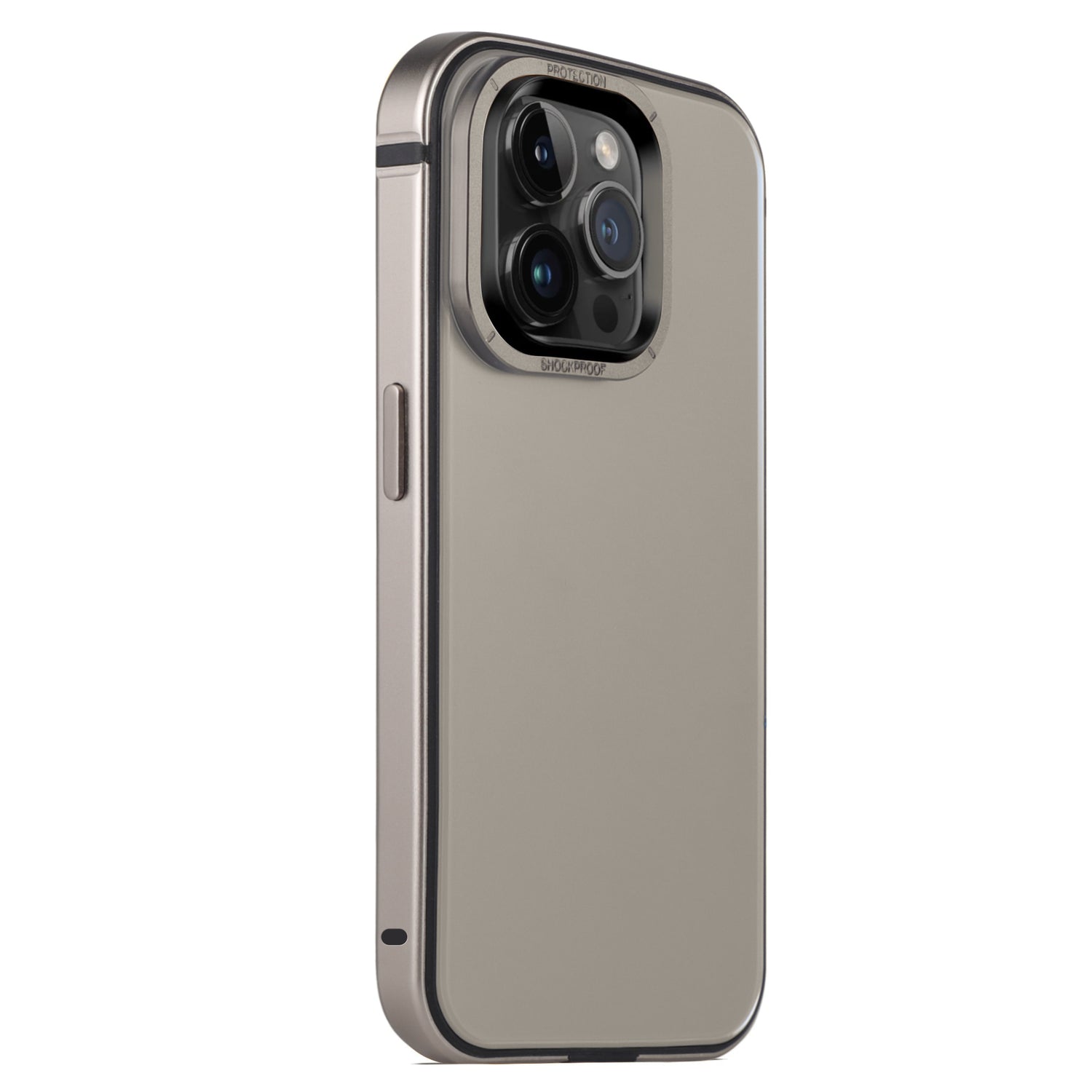Das Arktis AVANTGARDE iPhone 15 Pro Max Case ist in Metallic-Beige mit schwarz eingefasstem Aluminiumrahmen, Anti-Fingerprint-Rückplatte und glatter Oberfläche abgebildet. Das rückseitige Kameramodul mit drei Objektiven und Blitz ist sichtbar.