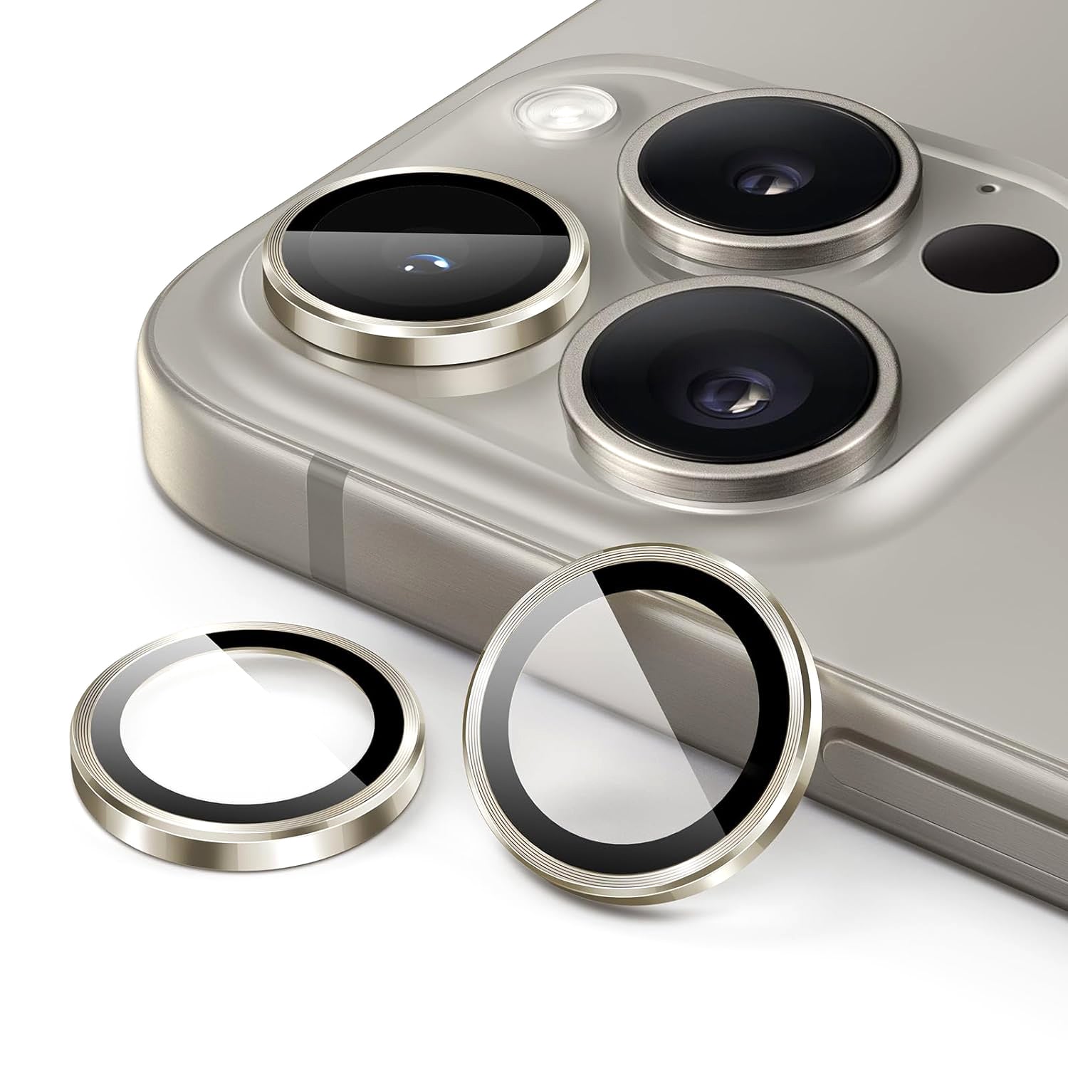 Nahaufnahme einer iPhone 15 Pro Max-Kamera mit zwei Objektiven, gezeigt neben Aluminiumringen und Glasschutz des ArktisPRO iPhone 15 Pro Max-Objektivschutzes auf einer weißen Oberfläche.