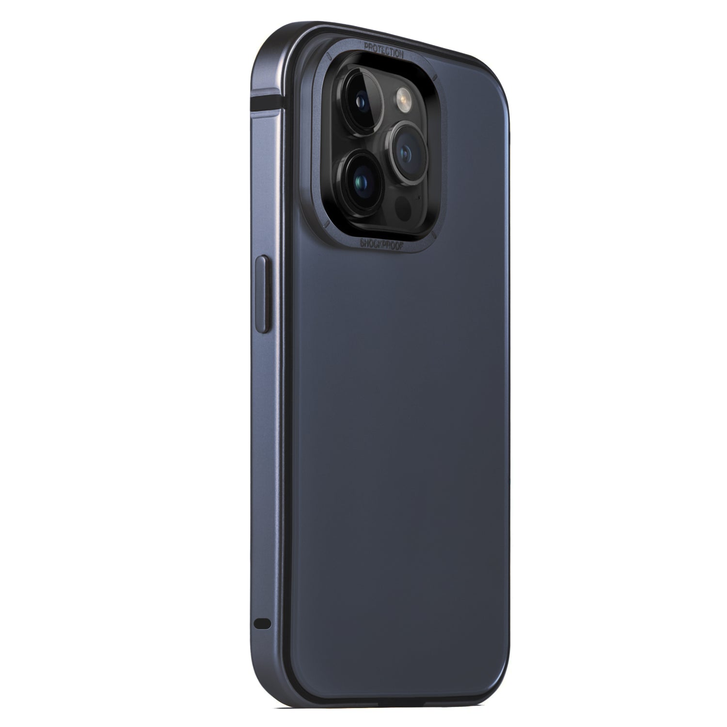 Das Arktis arktis iPhone 15 Pro Max Case AVANTGARDE in Dunkelblau zeigt ein Smartphone mit drei Rückkameras und Blitz. Es verfügt über eine Anti-Fingerabdruck-Rückplatte, eine glatte, harte Oberfläche, einen Aluminiumrahmen und präzise Aussparungen für Kamera und Tasten.