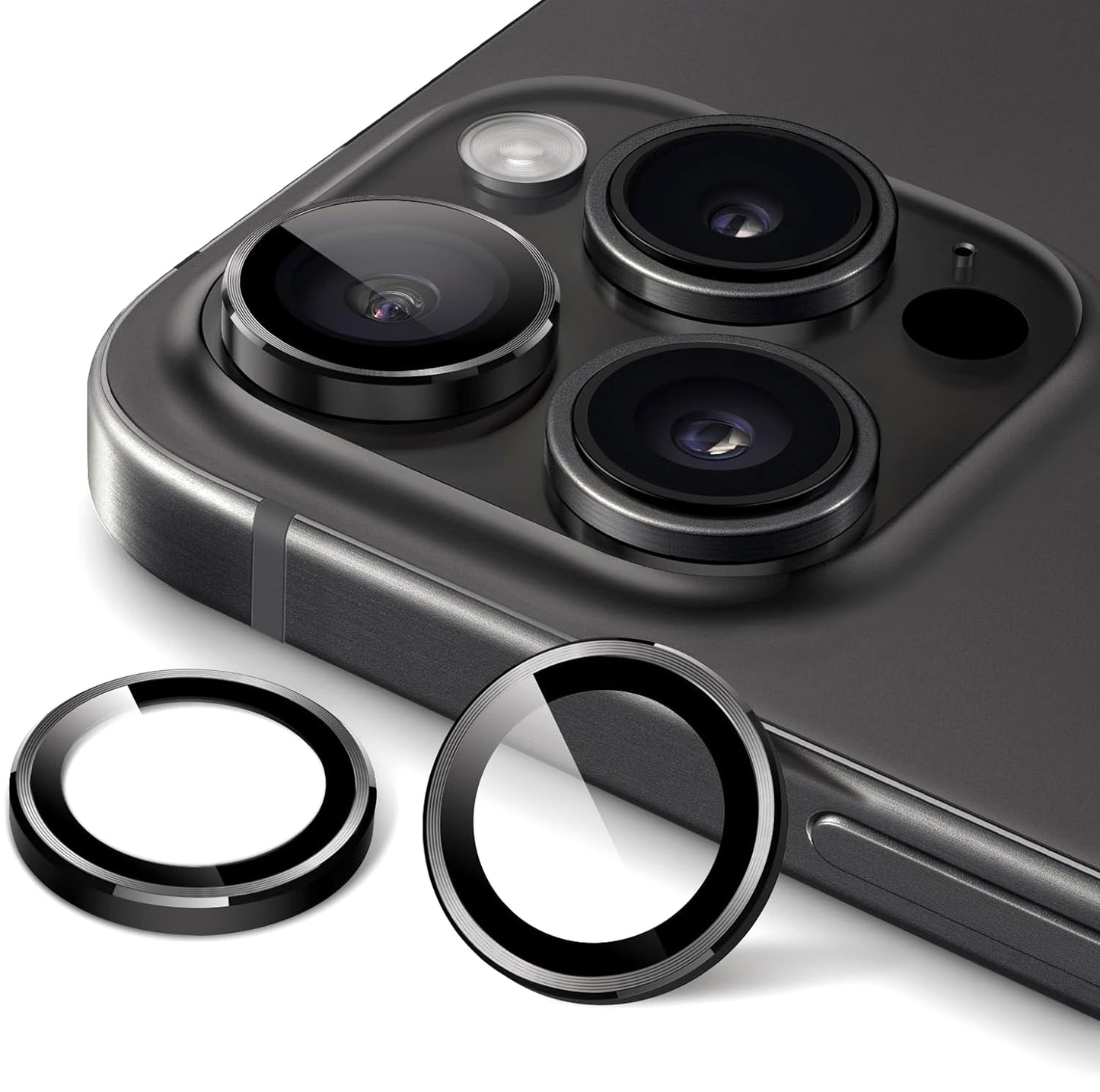 Nahaufnahme der Kamera des iPhone 15 Pro Max mit drei Objektiven und einem Blitz, gezeigt neben zwei ArktisPRO iPhone 15 Pro Max-Objektivschutzfolien von ArktisPRO für zusätzlichen Schutz.