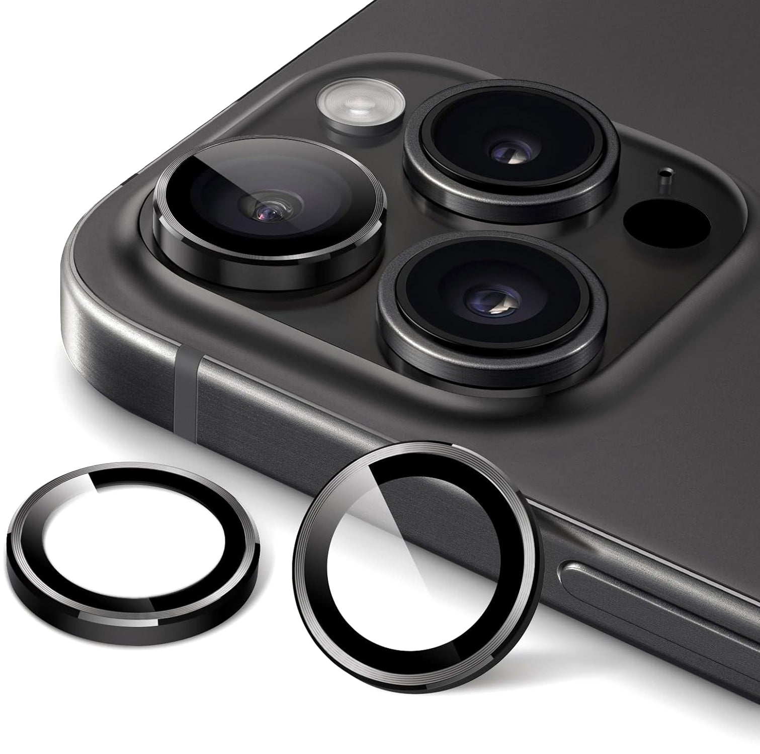 Nahaufnahme einer Smartphone-Kamera mit zwei Objektivschutzvorrichtungen neben dem Gerät.