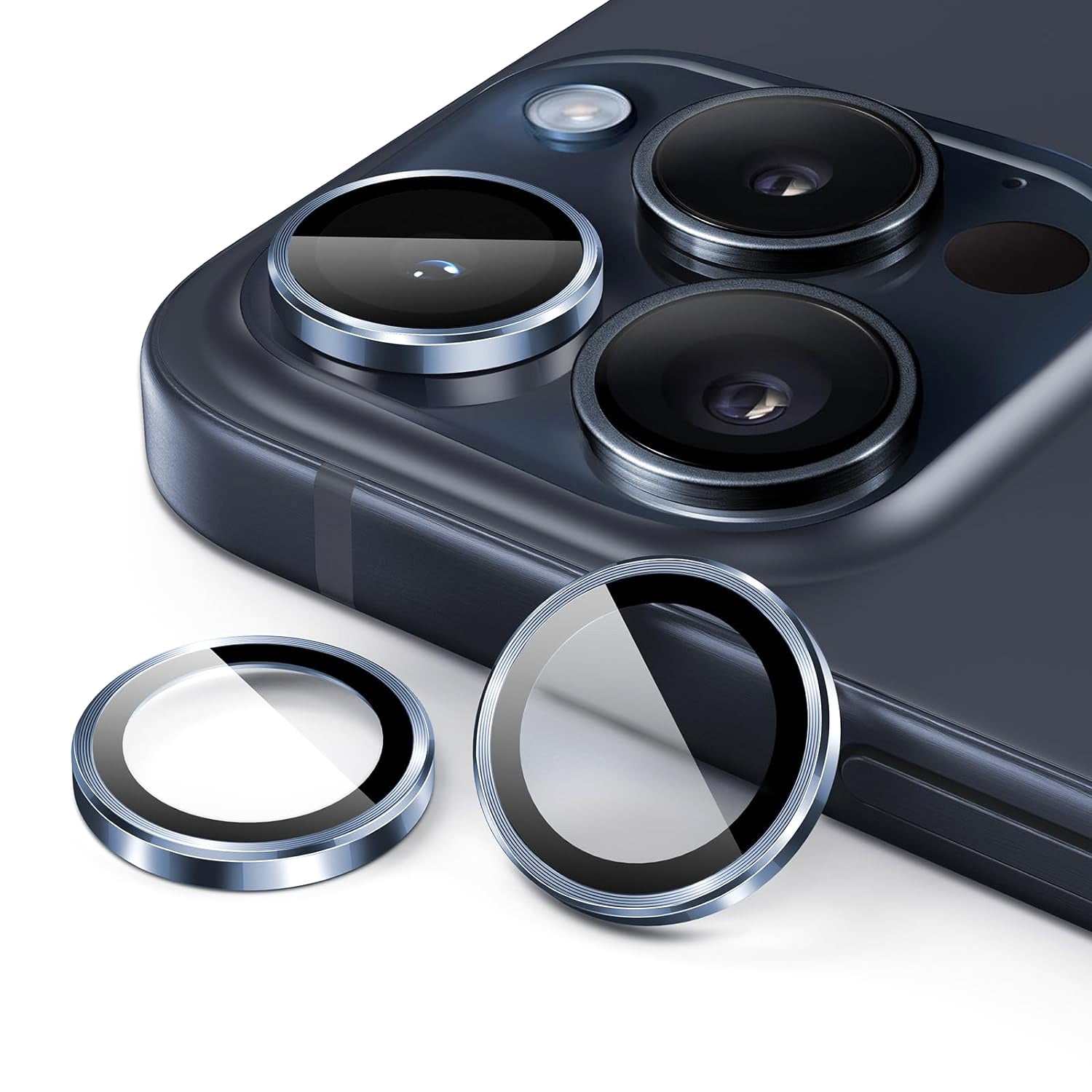 Nahaufnahme eines Rückkameramoduls des iPhone 15 Pro Max mit zwei separaten ArktisPRO iPhone 15 Pro Max-Objektivschutzfolien von ArktisPRO, die neben den Objektiven auf einer dunklen Oberfläche platziert sind.