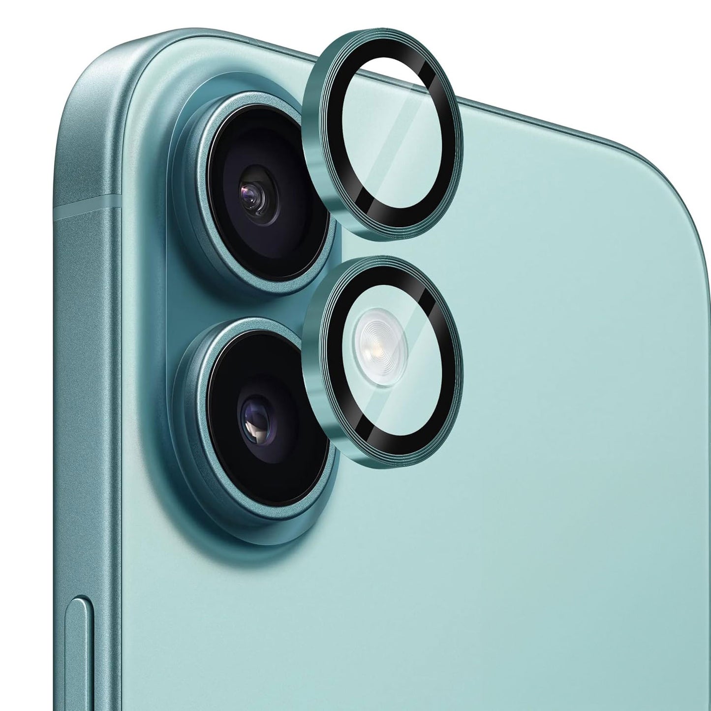 Eine Nahaufnahme der Rückseite eines hellblauen iPhone 16 zeigt zwei Kameralinsen und einen Blitz. Zwei Arktis iPhone 16 Lens Protectors von Arktis mit Aluminiumringen sind über den Linsen ausgerichtet und bereit zur Installation.
