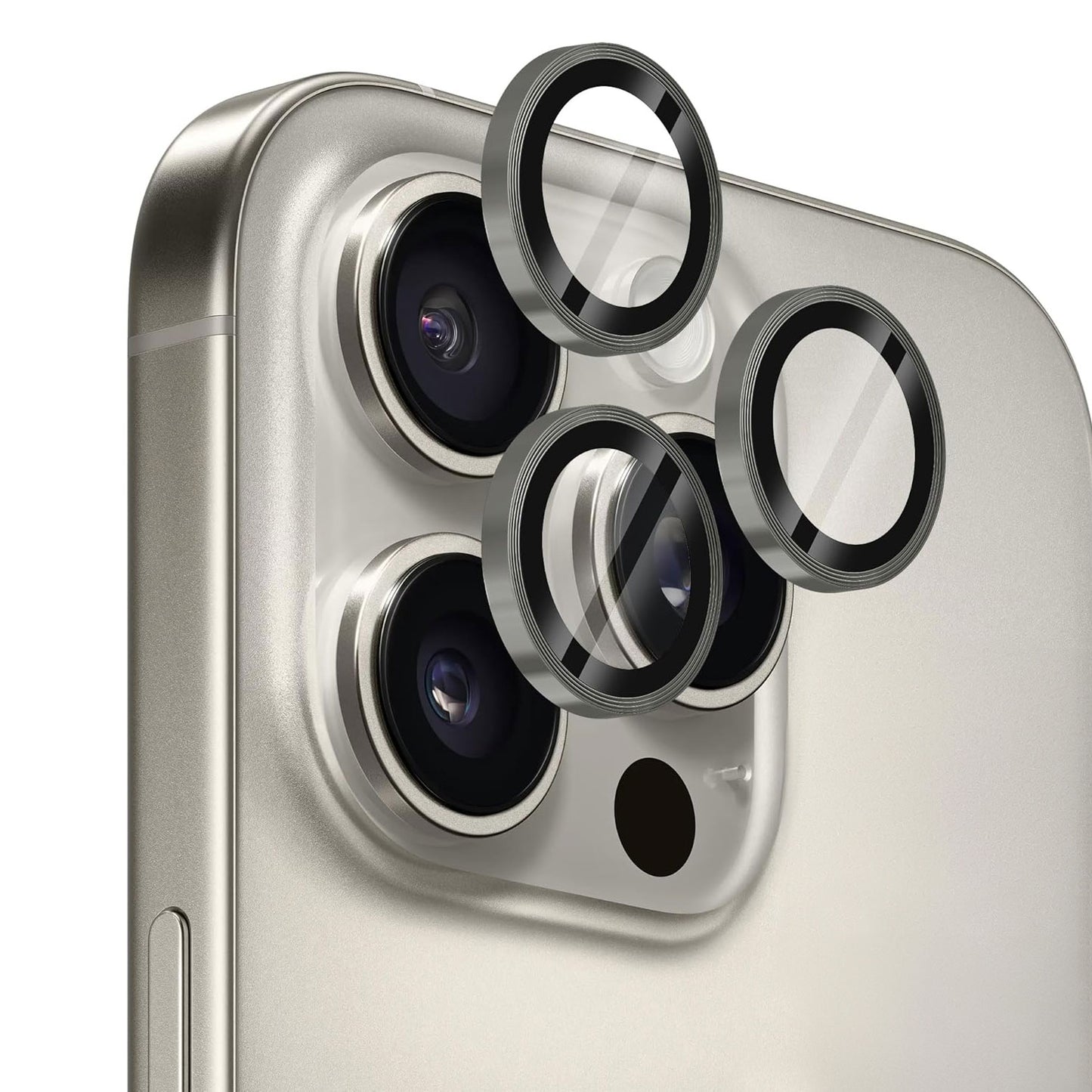 Nahaufnahme einer iPhone 16 Pro Max-Kamera, während drei Arktis arktis iPhone 16 Pro Max-Objektivschutze sorgfältig über die Kameraobjektive gelegt werden.