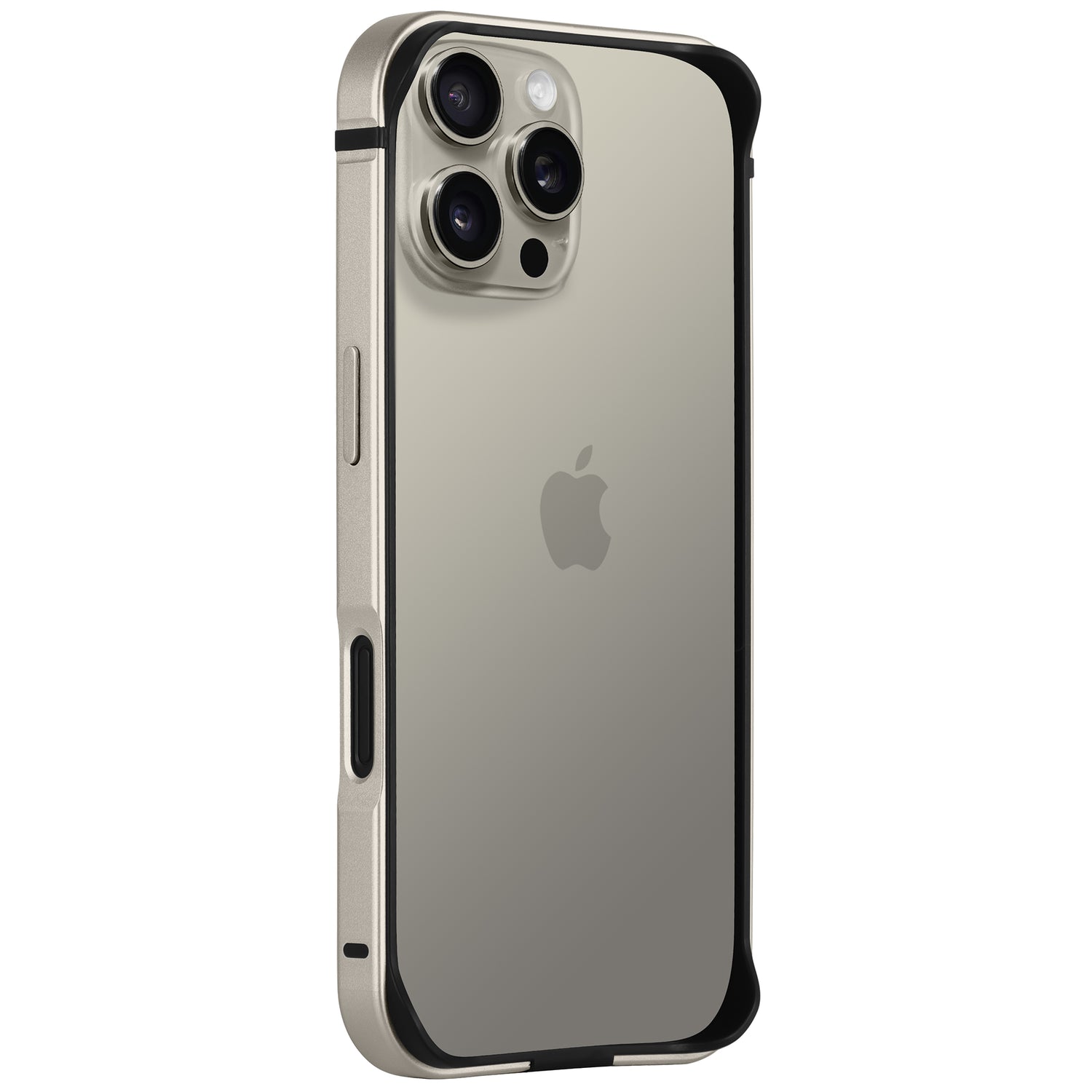 Eine Rückansicht eines metallischen Smartphones mit drei Kameras und Blitz, die das Apple-Logo durch den schlanken, stoßdämpfenden arktis iPhone 16 Pro Bumper von arktis zeigt, der für kabelloses Laden entwickelt wurde und über schwarze Kanten verfügt.