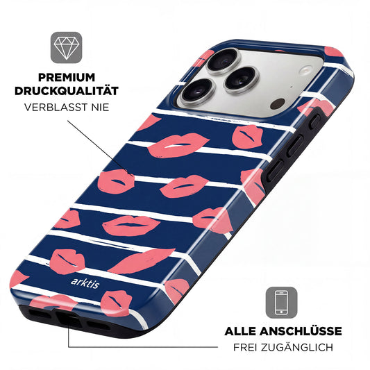 Die arktis iPhone 14 Pro Max Hülle - Kisses zeichnet sich durch ein blaues und rosafarbenes Lippendesign, stoßabsorbierendes TPU-Silikon, hochwertige Druckqualität, MagSafe-Kompatibilität und einfachen Zugang zu allen Anschlüssen aus.