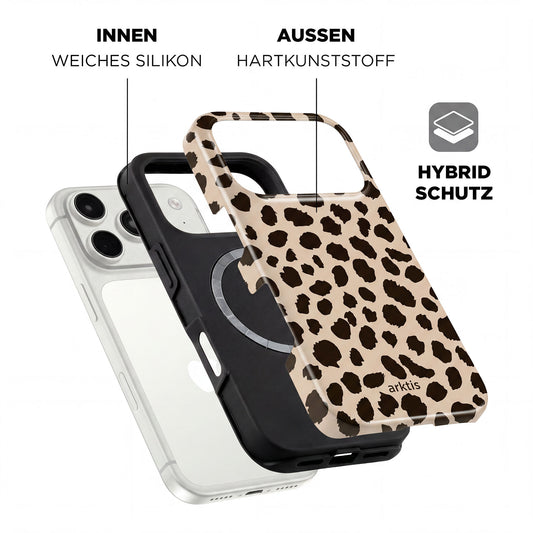 Arktis iPhone 17 Pro Hülle - Gepard: Stoßabsorbierendes TPU-Silikon innen, harte Kunststoffschale außen, MagSafe-kompatibel, im Leopardenmuster, gezeigt neben einem weißen Smartphone.