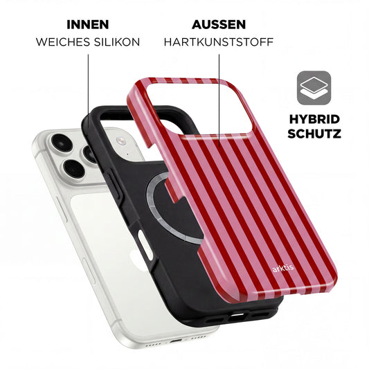 Die arktis iPhone 17 Pro Max Hülle - Stripes verfügt über ein rotes Streifendesign, eine schwarze stoßabsorbierende TPU-Silikon-Innenschicht, eine Hartplastikhülle, MagSafe-Kompatibilität und ist auf einem Smartphone abgebildet.