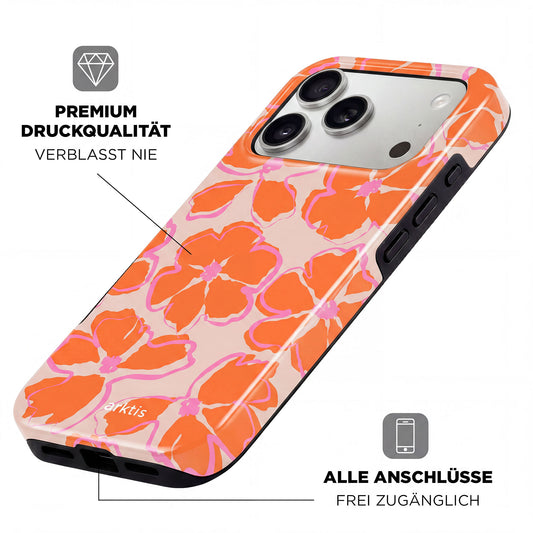 Die arktis iPhone 15 Pro Hülle - Orange Mallow von arktis zeichnet sich durch ein florales orange-rosa Design, stoßabsorbierendes TPU-Silikon, MagSafe-Kompatibilität, hochwertigen Druck, einfache Zugänge zu Anschlüssen und deutsche Beschriftung aus.